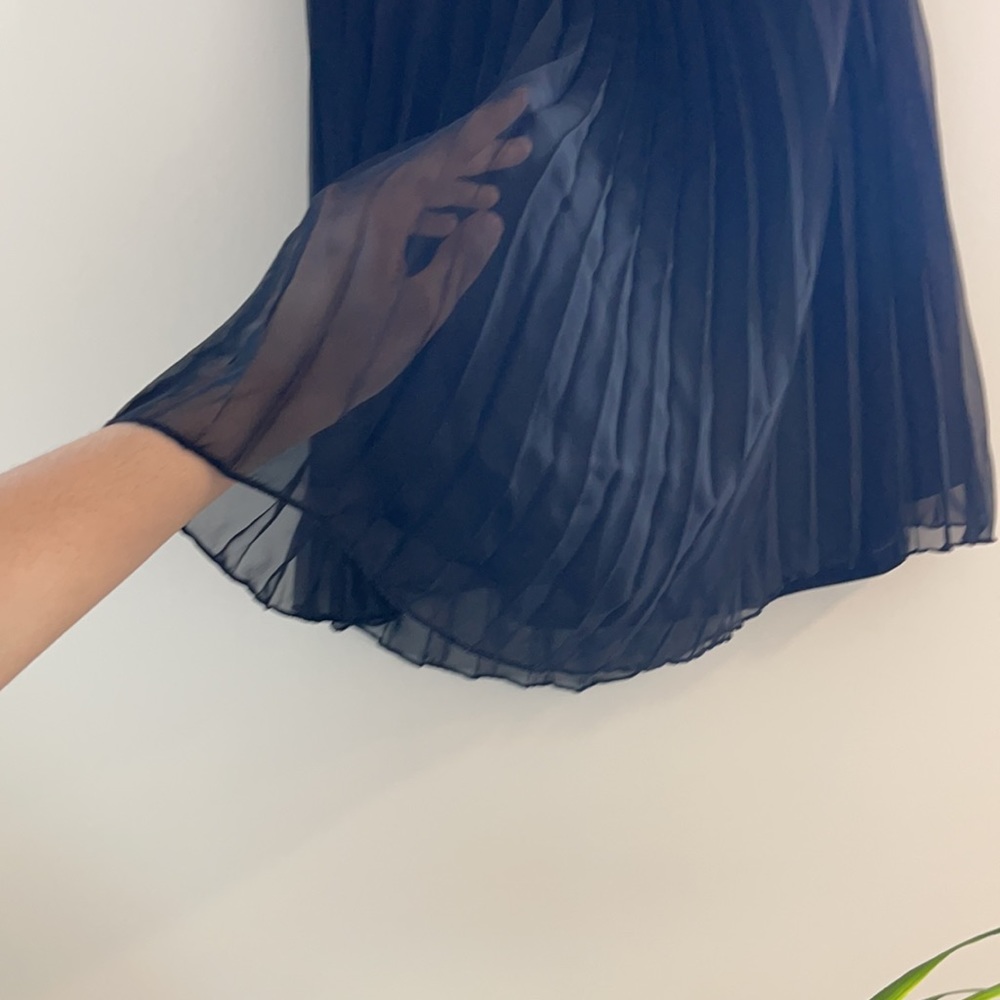 H n M knee length pleated chiffon skirt. - Picture 3 of 4